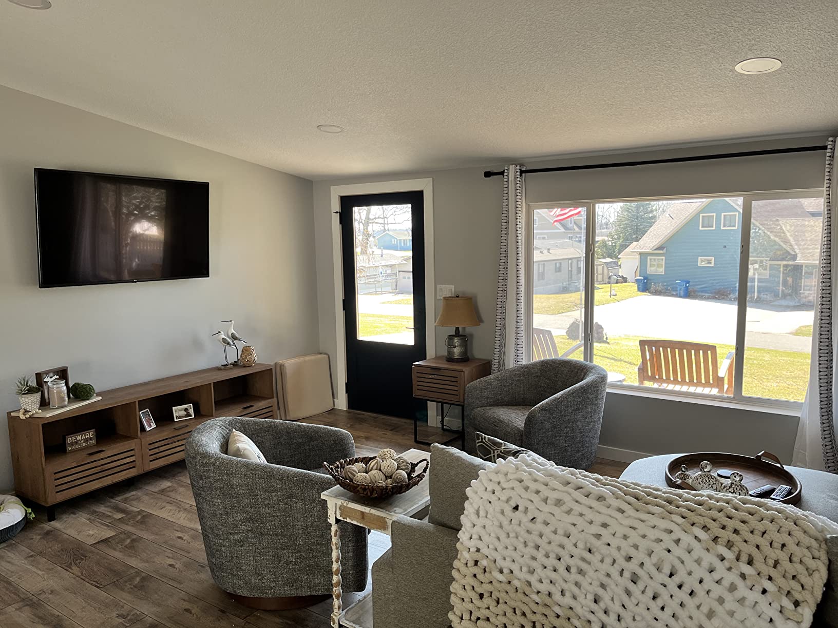 【Furniture】Modern Slatted Wood TV Stand for TV's up to 80