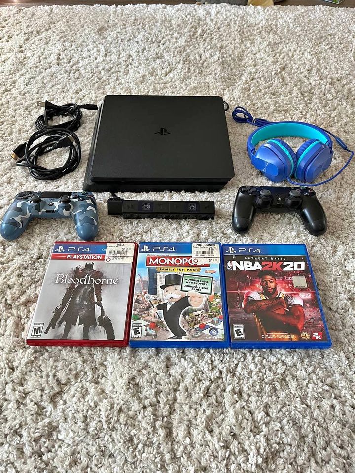 Sony Playstation 4 (PS4) + Camera + 2 gamepads