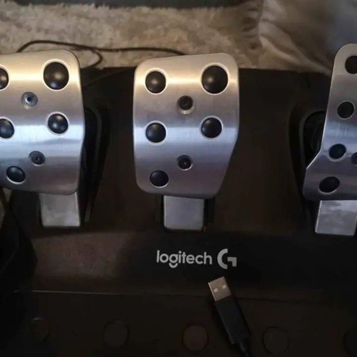 Logitech G920 Driving Force Racing Wheel and Floor Pedals