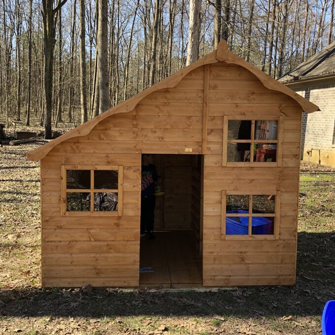 7.71′ X 6.75′ PLAYHOUSE